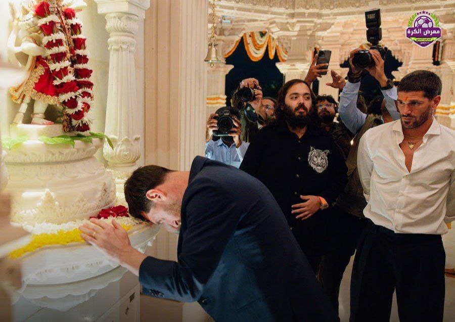 2185163_335-1 عکس: سبک ادای احترام مسی به خدایان هندی!