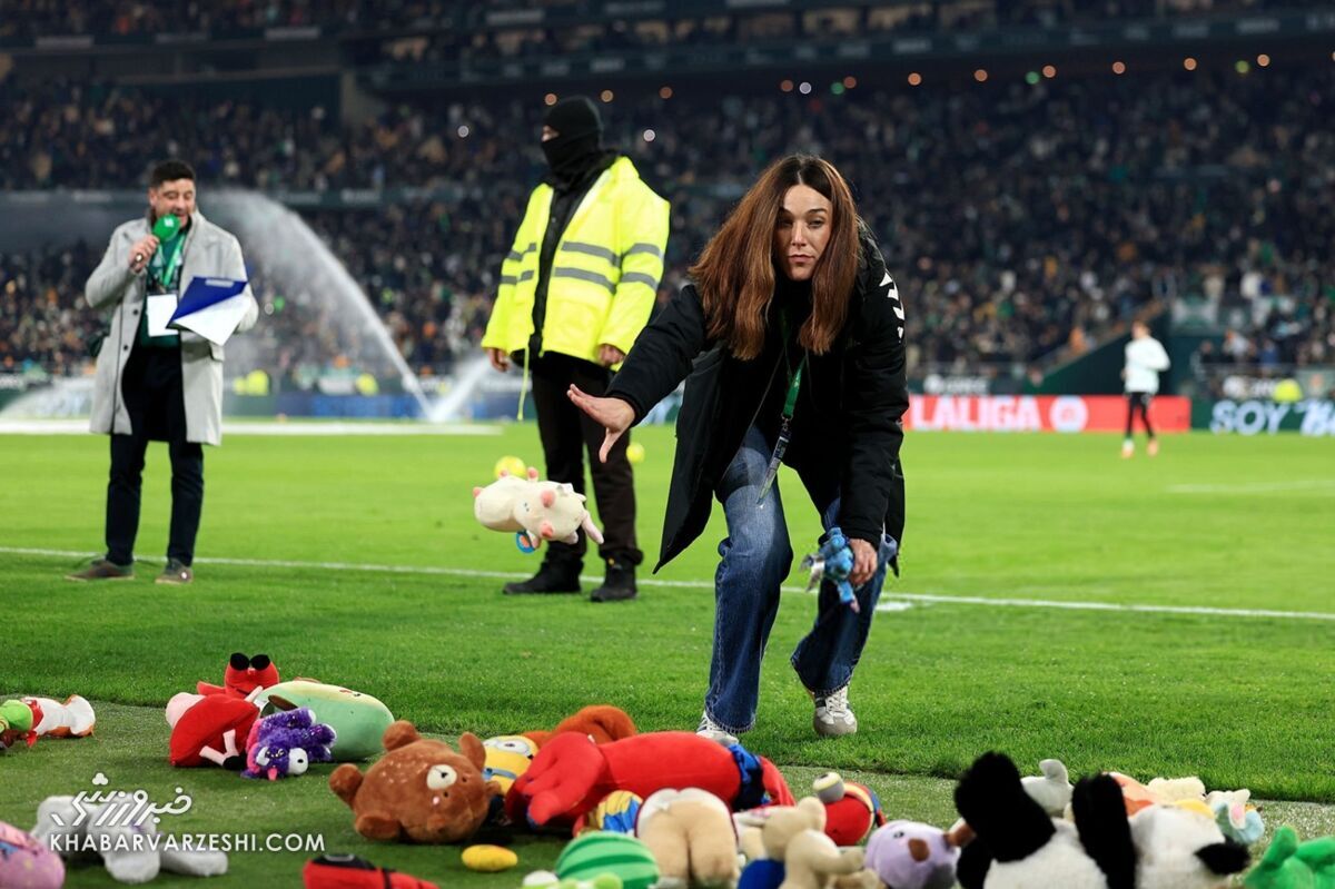 بارش اسباب‌بازی در ورزشگاه+عکس