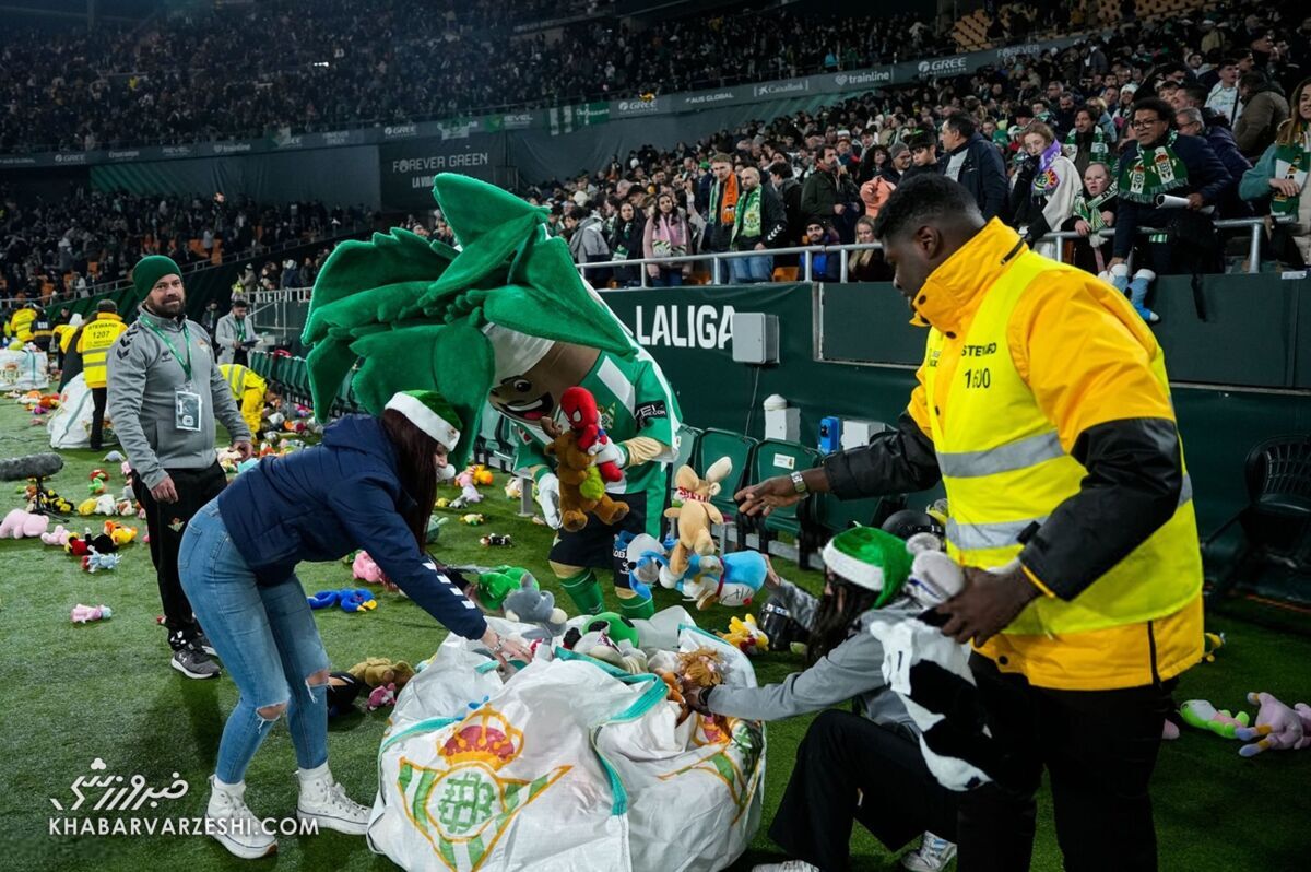 بارش اسباب‌بازی در ورزشگاه+عکس