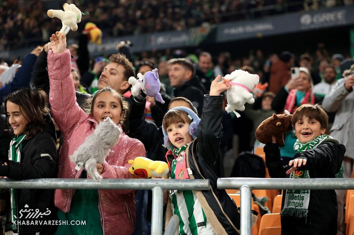 بارش اسباب‌بازی در ورزشگاه+عکس