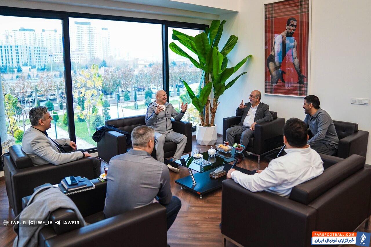 تابلو عجیب در اتاق علیرضا دبیر در فدراسیون کشتی ؛ کلاژ آقاتختی با لٌنگ قرمز