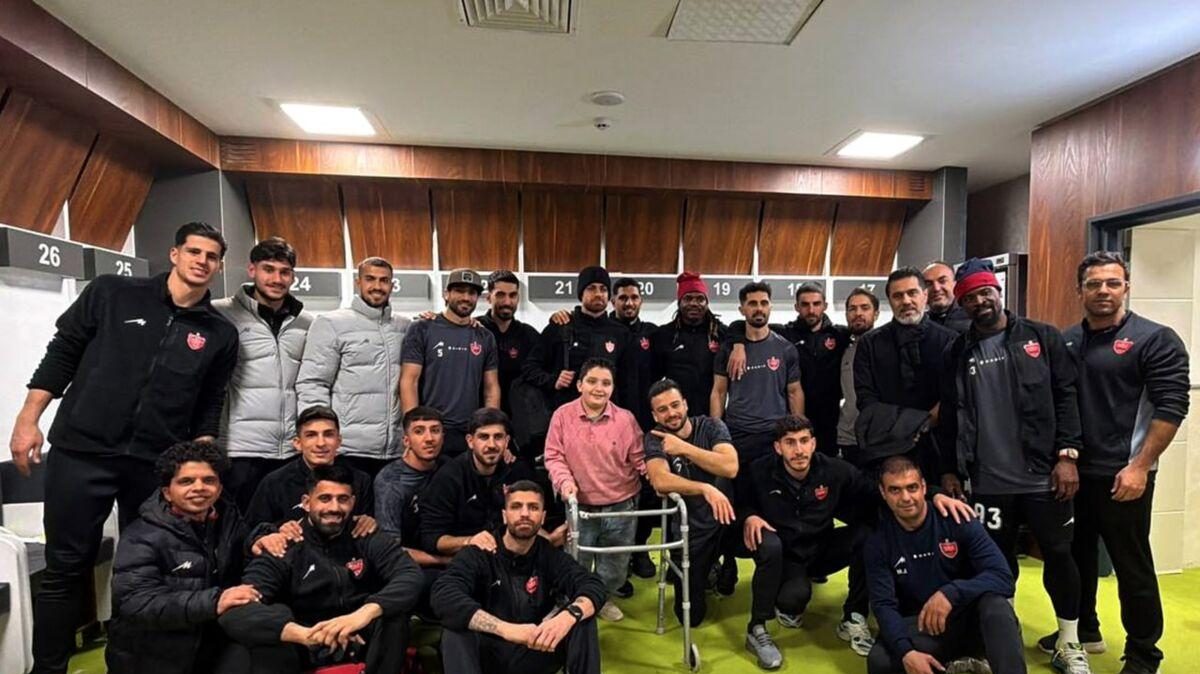 عکس یادگاری یک توانیاب با بازیکنان پرسپولیس پس از پیروزی مقابل مس رفسنجان