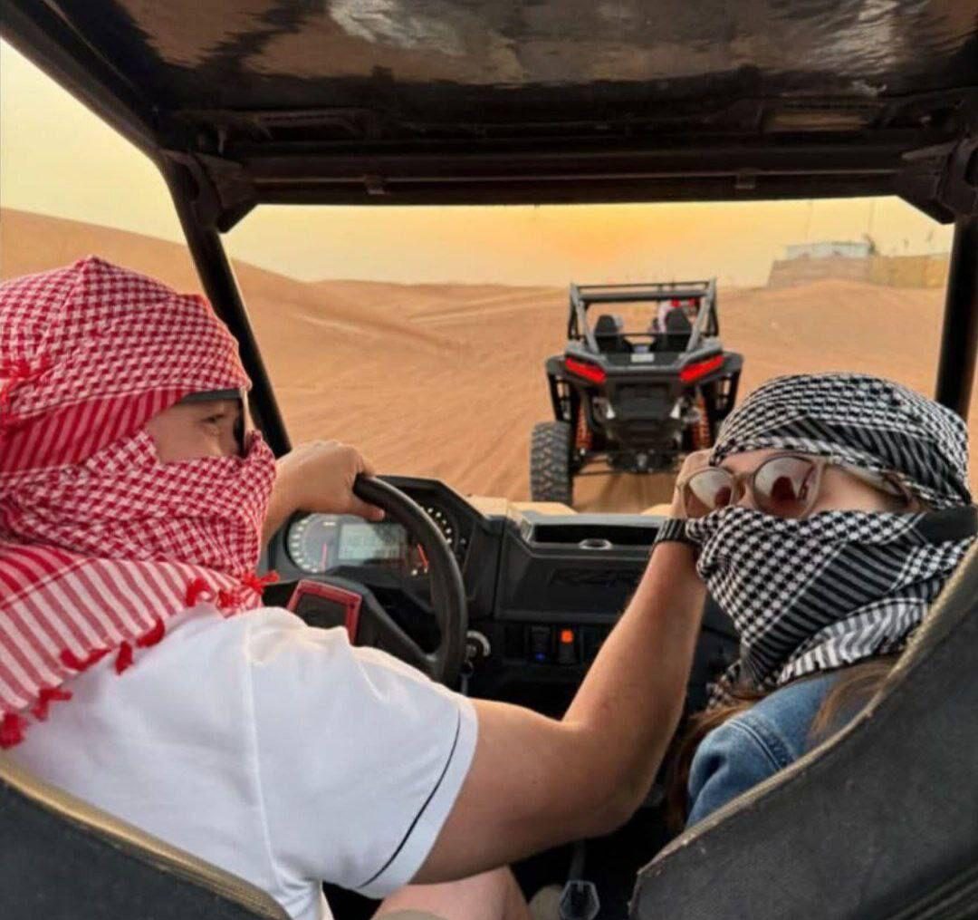 اوسمار ویرا سرمربی پرسپولیس به همراه خانواده‌اش در دبی به صحرانوردی روی آورد