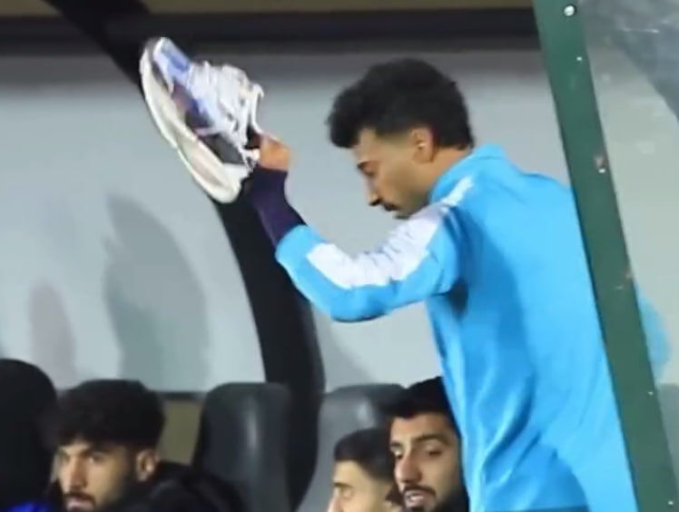 415942 اعتراض تند رامین رضاییان به ساپینتو؛ ستاره استقلال کفشهایش را به زمین کوبید +عکس