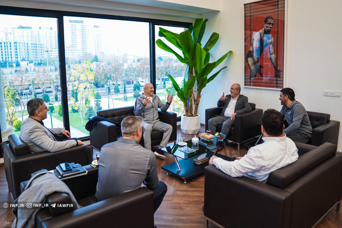 415949 لنگ قرمز خاص در اتاق رئیس فدراسیون +عکس