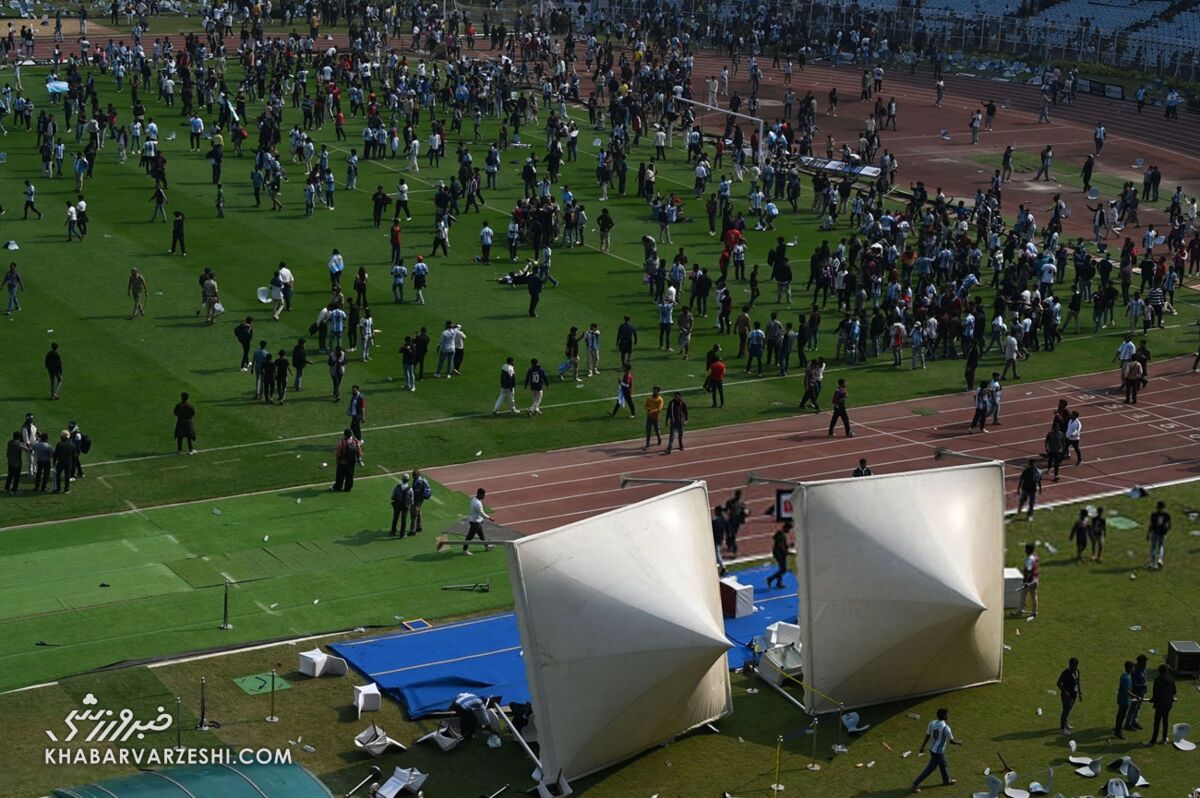 416210 هجوم هواداران به زمین