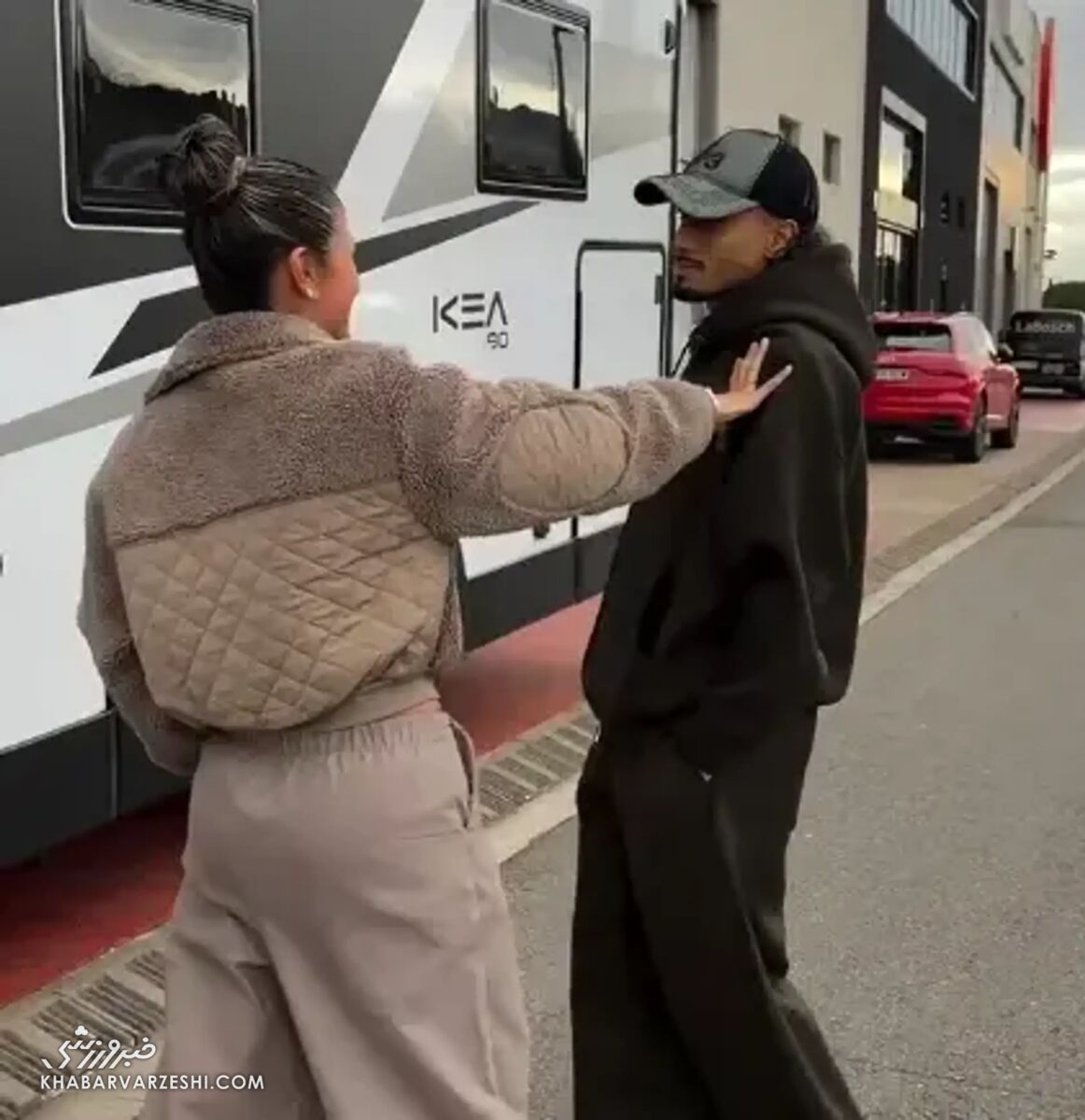 416423 رافینیا و همسرش