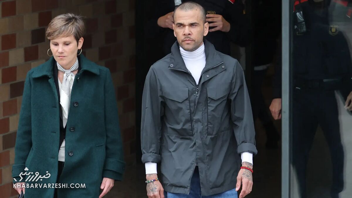 دنی آلوس و وکیلش هنگام خروج از دادگاه