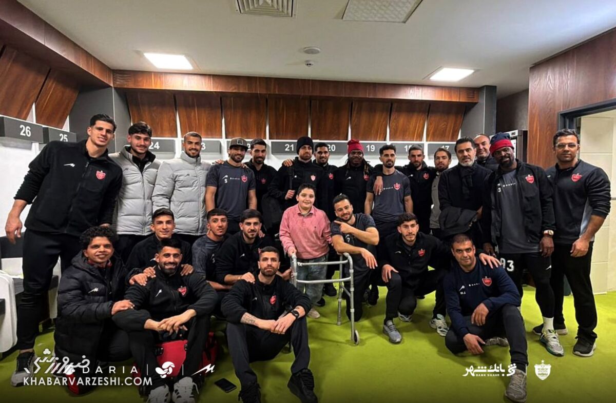 مهمان ناخوانده در رختکن پرسپولیس/ واکنش دسته جمعی سرخ‌ها +عکس