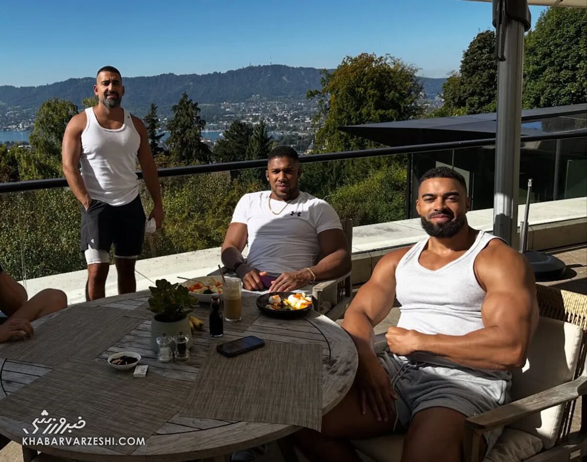 آنتونی جاشوا در کنار سینا قائمی و لطیف آیودله