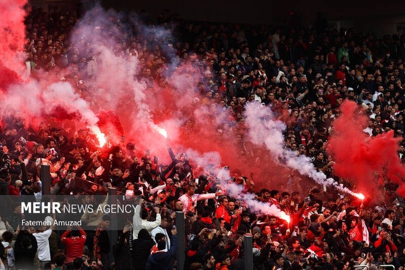 4556639-1 ابداع یک قانون بهخاطر هواداران تراکتور و پرسپولیس!/ مقصران بیسابقهترین توهین در فوتبال ایران!