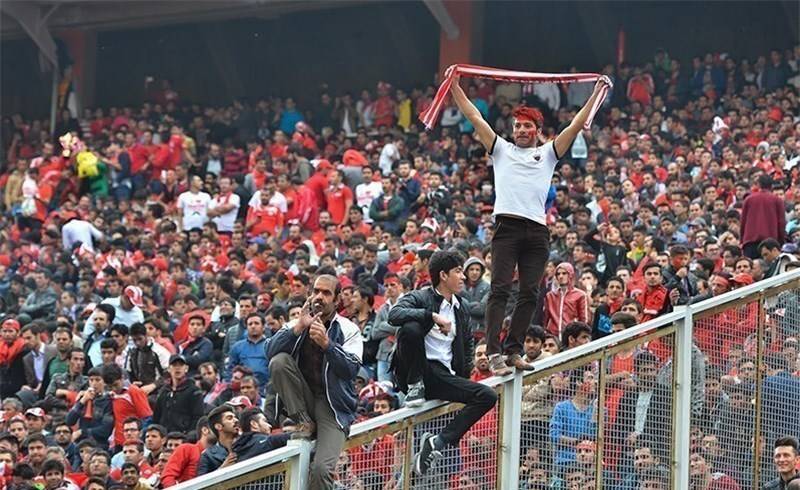 4557876 ابداع یک قانون بهخاطر هواداران تراکتور و پرسپولیس!/ مقصران بیسابقهترین توهین در فوتبال ایران!