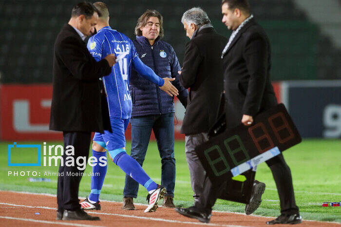 حسن‌زاده: مدافعان استقلال با مهاجمان حریف مهربان هستند/ ساپینتو نباید برکنار شود!