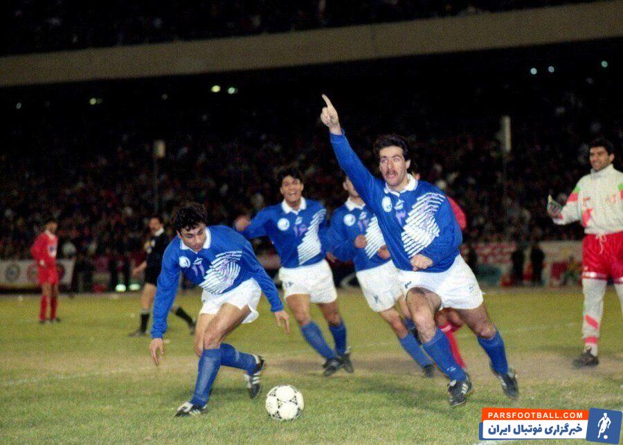 دربی جنجالی سال ۷۳. صادق ورمزیار پنالتی‌اش را گل کرده و اختلاف استقلال با پرسپولیس را به یک گل رسانده‌. با این حال نمی.تواند علیرغم عقب بودن تیمش، شادی گل زدنش به عابدزاده را بروز ندهد.