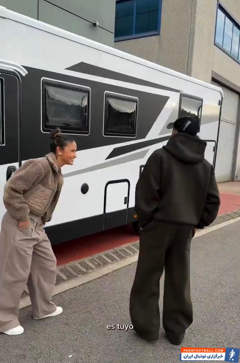 رافینیا در روز تولدش از همسرش ناتالیا رودریگز یک ون کمپر هدیه گرفت