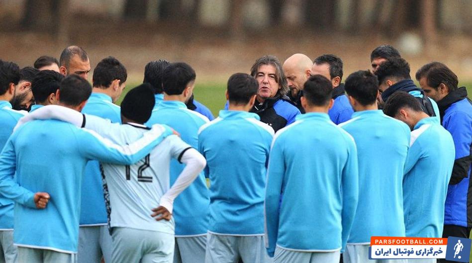 جلسه ریکاردو ساپینتو با بازیکنان استقلال پیش از شروع تمرین آبی ها