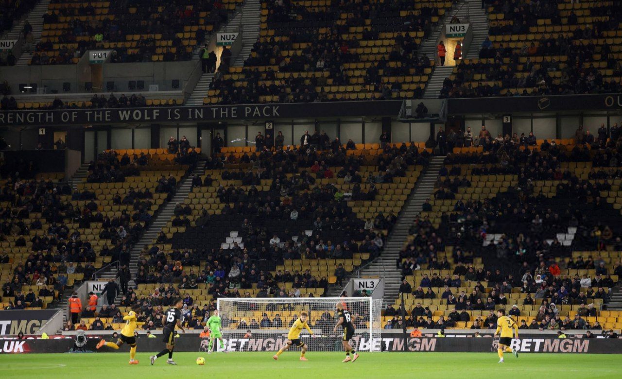 img_20251209_012127_276 ورزشگاه خالی مولینکس در هنگام شروع مسابقه