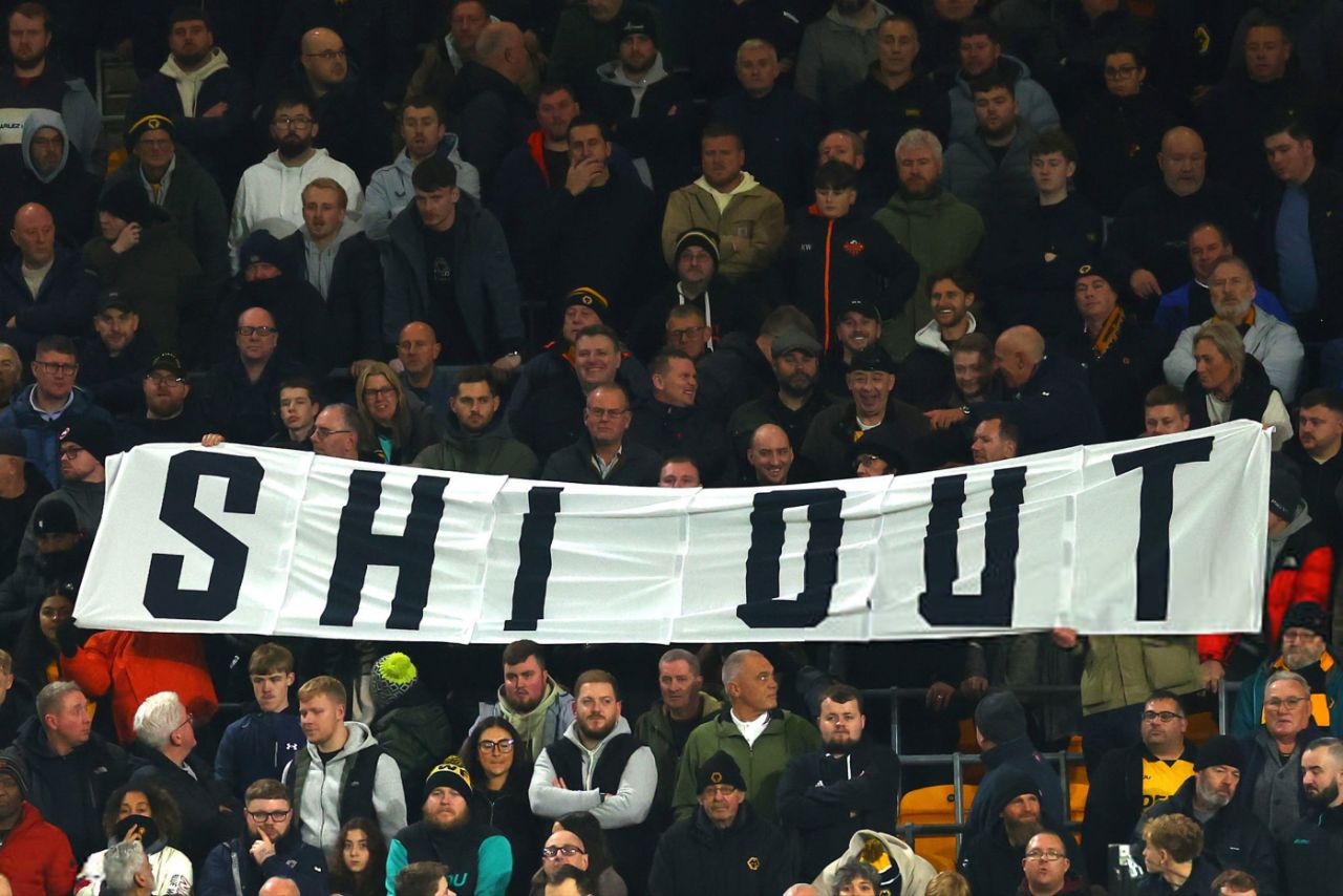 img_20251209_012129_420 پارچه نوشته هواداران ولوز علیه مالک باشگاه