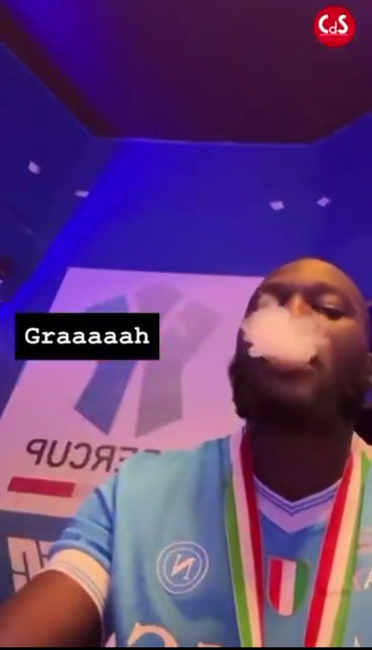 سیگار کشیدن لوکاکو در جشن قهرمانی ناپولی