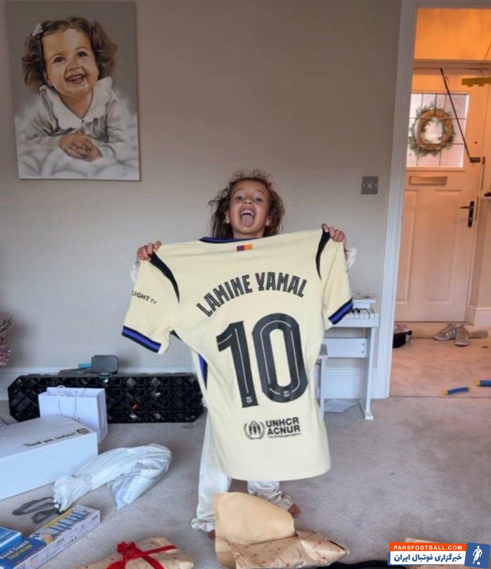 پیراهن شماره ده یامال هدیه کریسمس جسی لینگارد به دخترش