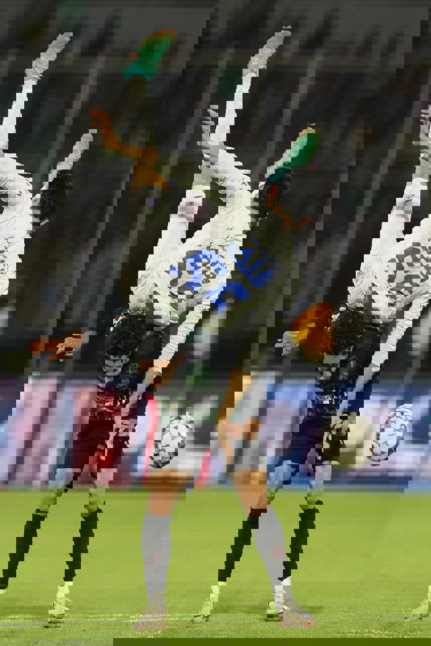 kv5srt1g9-1 اعتراض استقلال به تصمیم داور؛ چرا بازی پس از برخورد عارف غلامی متوقف نشد؟