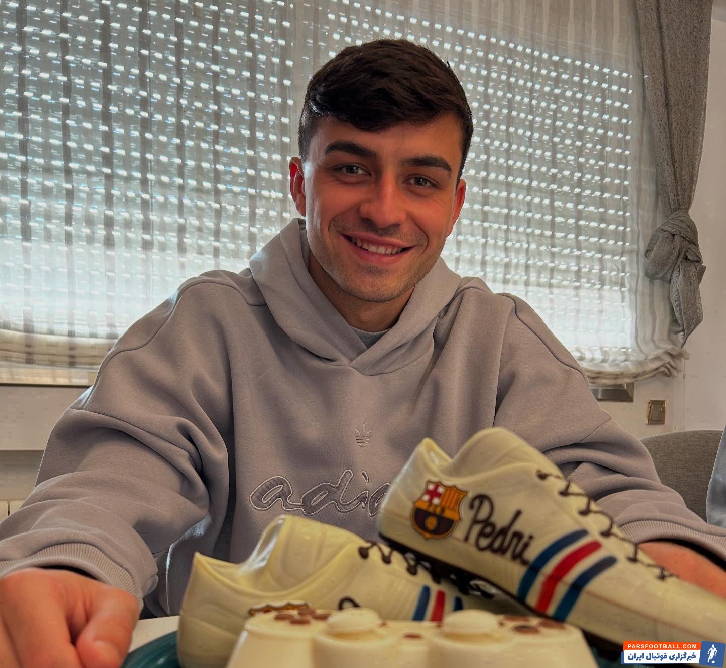 کیک کفشی با لوگوی بارسلونا در تولد پدری