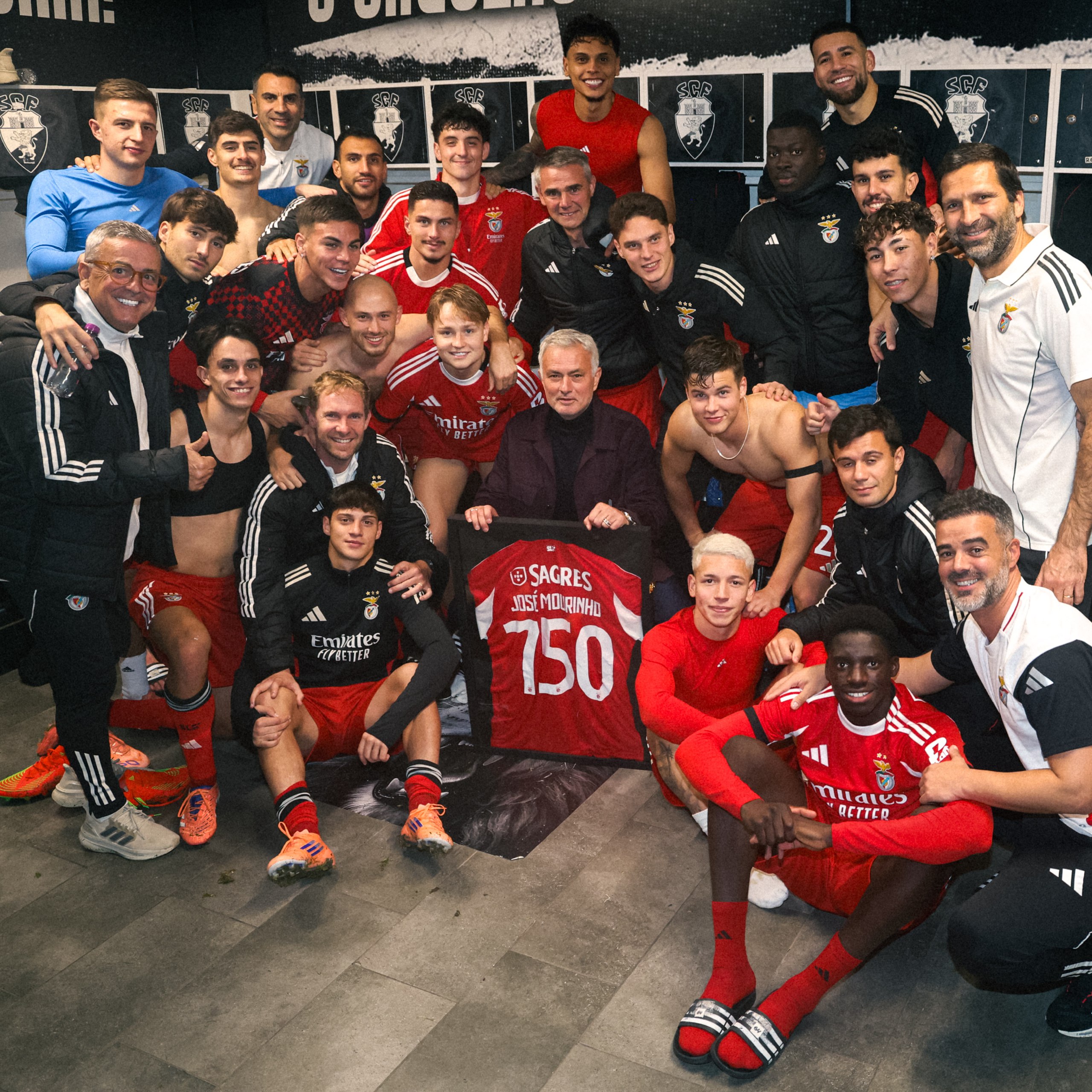 photo_2025-12-18_18-19-16 جشن رکورد مورینیو در رختکن بنفیکا