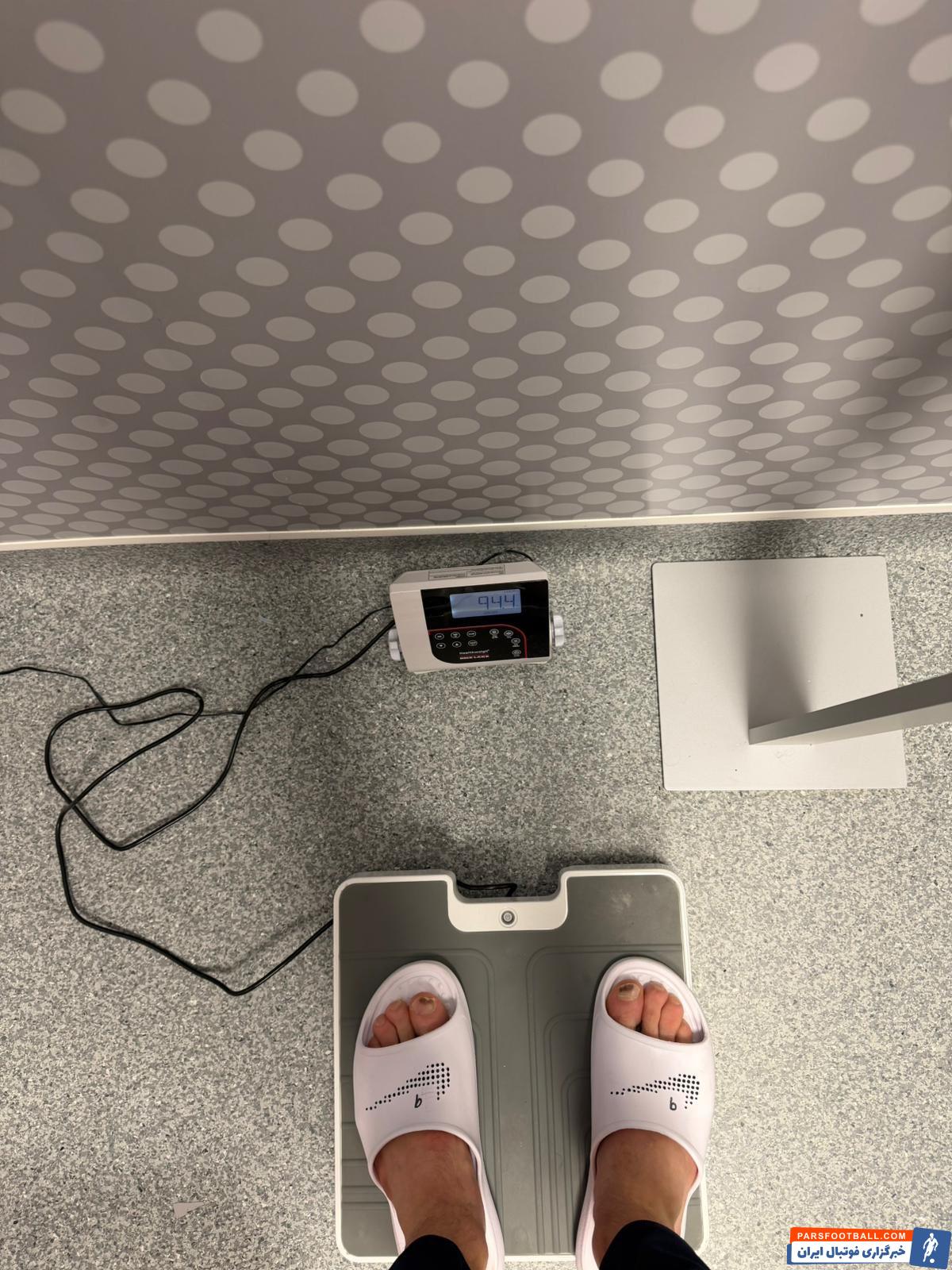 تصویری از هالند ستاره منچسترسیتی بر روی ترازو در حال اندازه گیری وزن