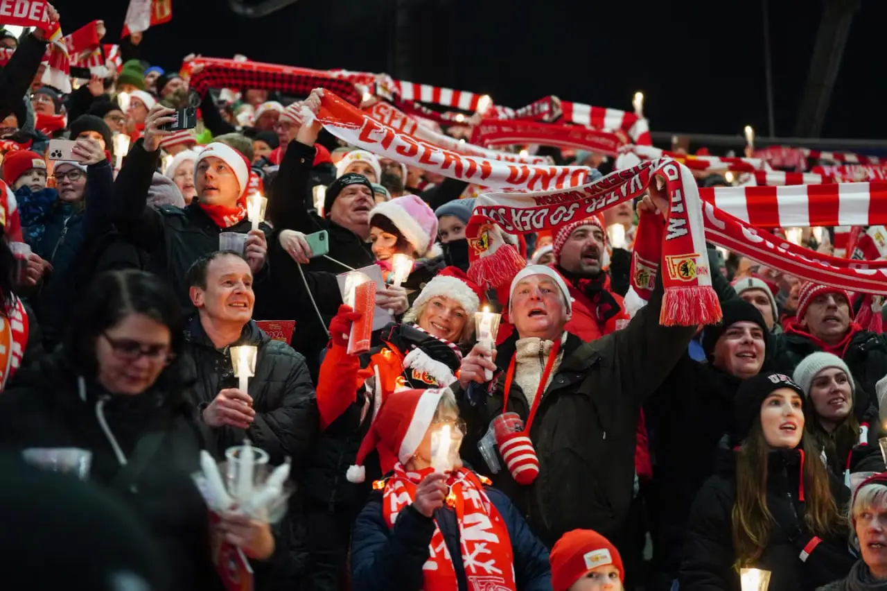 کریسمس ویژه: ۲۸۵۰۰ هوادار در استادیوم فوتبال (عکس)