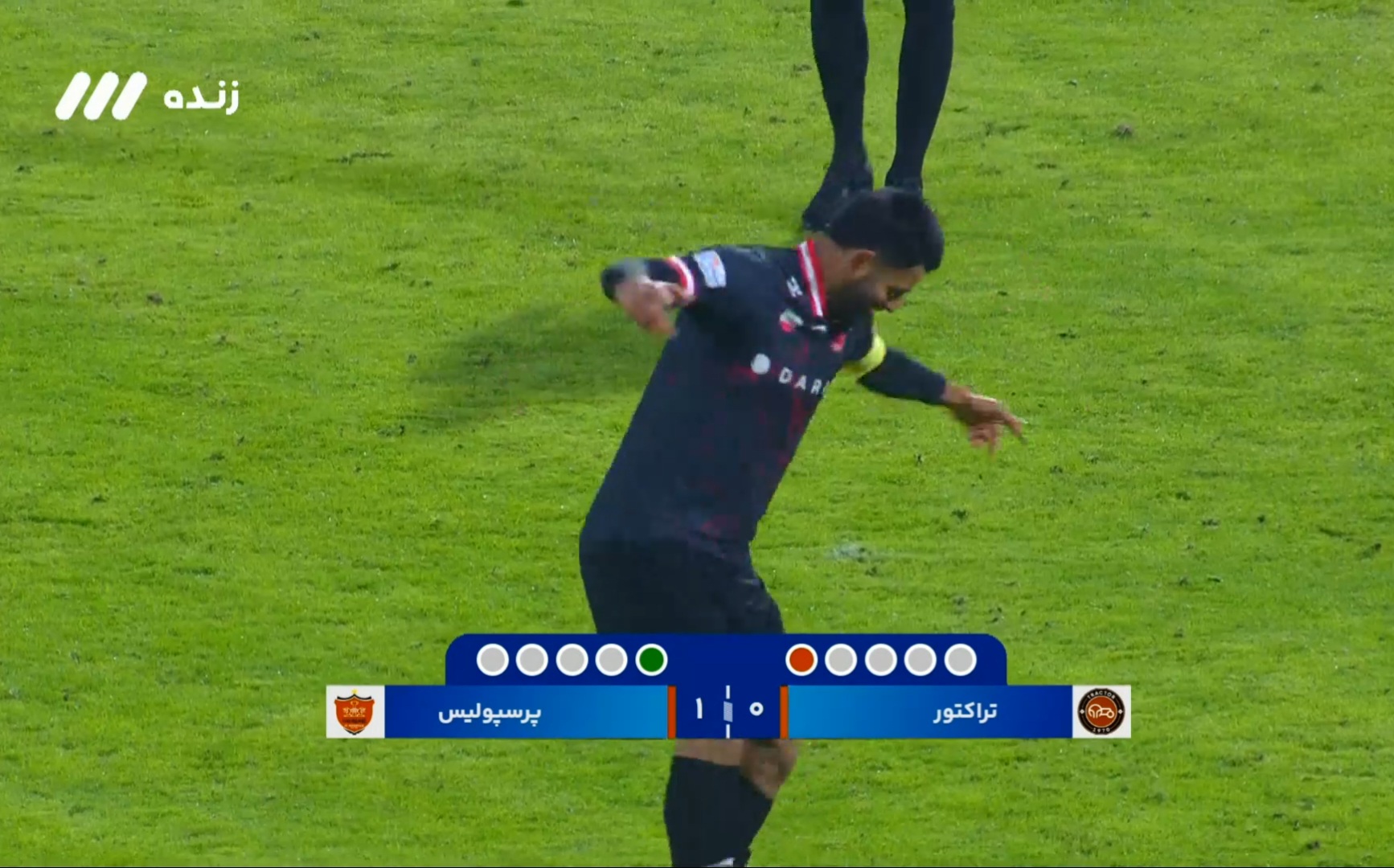 عکس از رقص محمدحسین کنعانی پس از گل به تراکتور