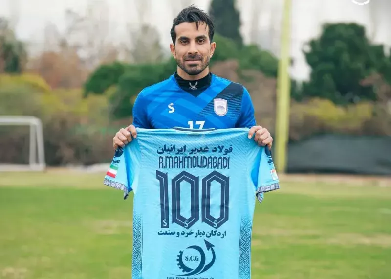 تجلیل از رضامحمودآبادی برای رسیدن به صد بازی برای چادرملو در تمرین این تیم