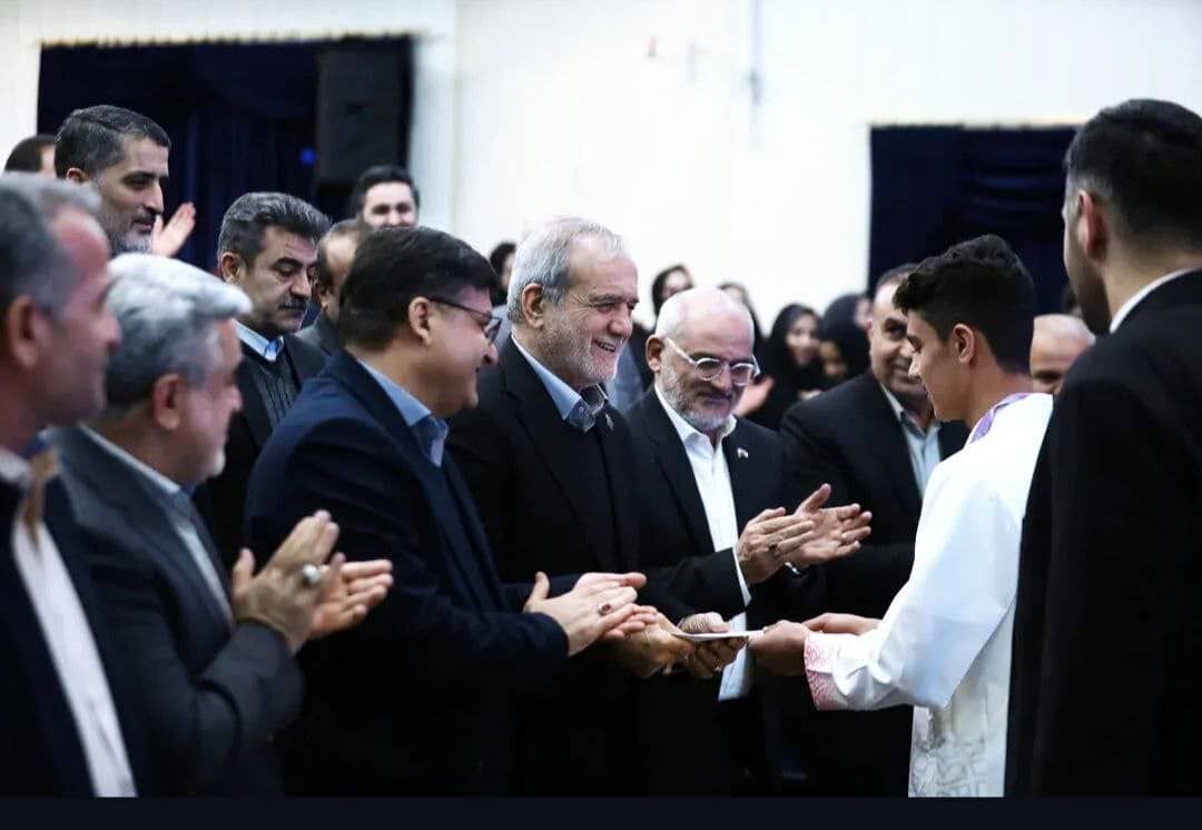 2198015_516-1 عکسی از هدیه ویژه علیدوستی به مسعود پزشکیان