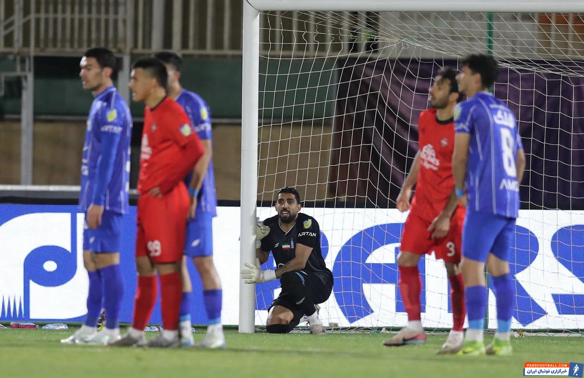 کلین شیت استقلال در دیدار برابر تراکتور با حضور حبیب فرعباسی درون دروازه