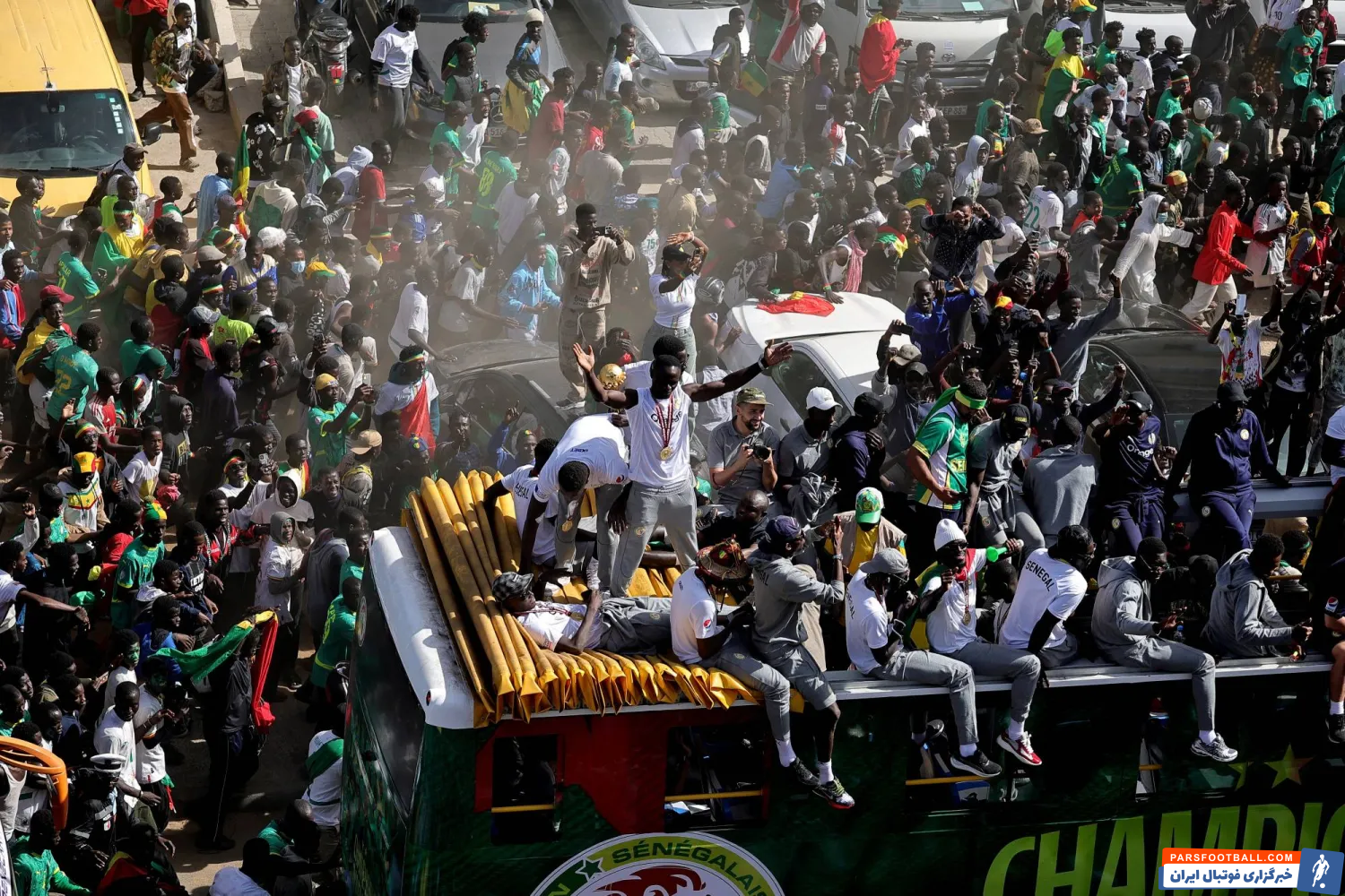 تصویری از مراسم حمل و رونمایی از جام قهرمانی آفریقا در پایتخت سنگال