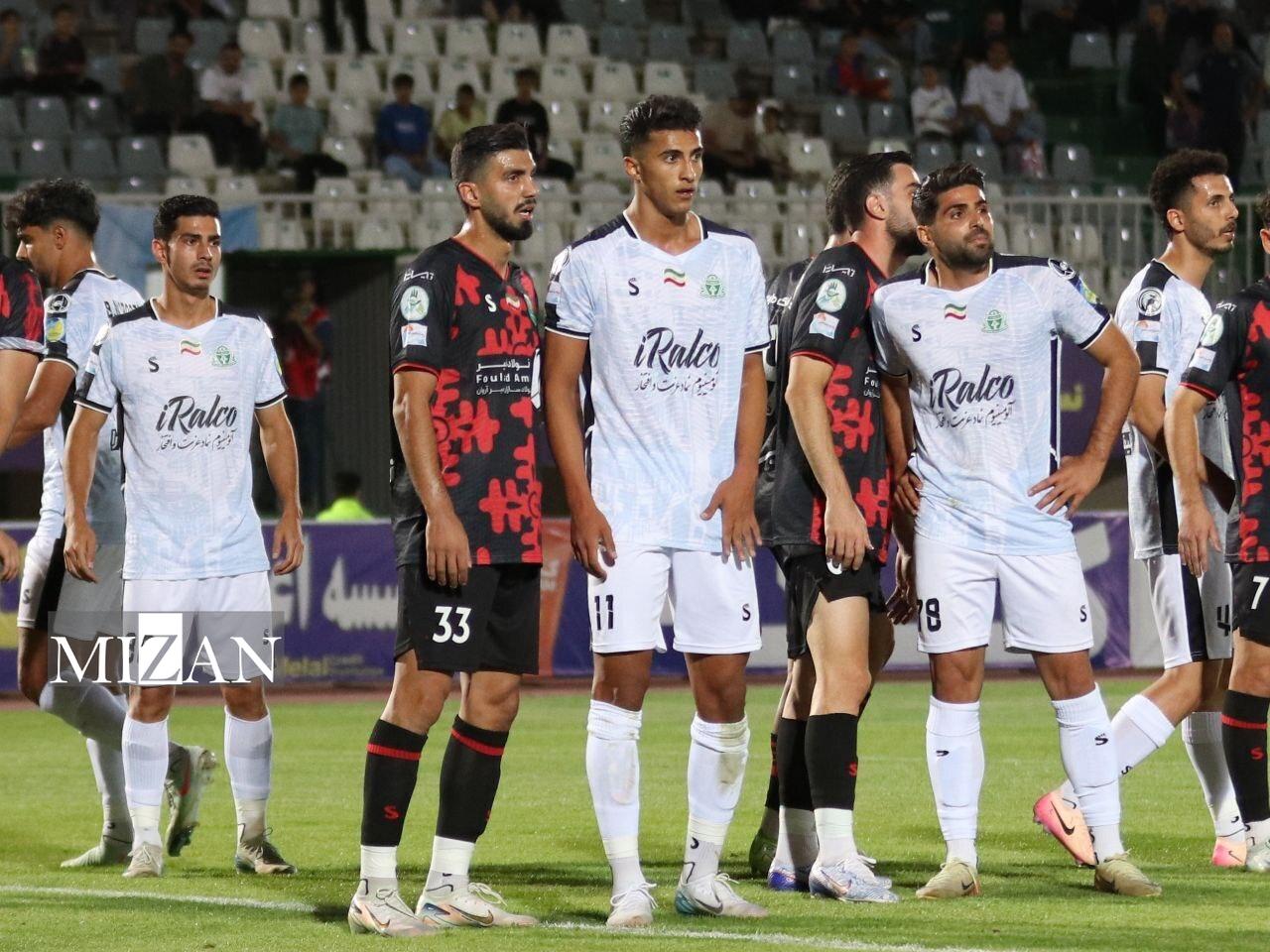 آغاز هفته هفدهم لیگ برتر فوتبال با ۳ بازی همزمان؛ تراکتور در تکاپوی عقب نیفتادن از کورس صدرنشینی/ نخستین آزمون سرمربی جدید فولاد در انزلی