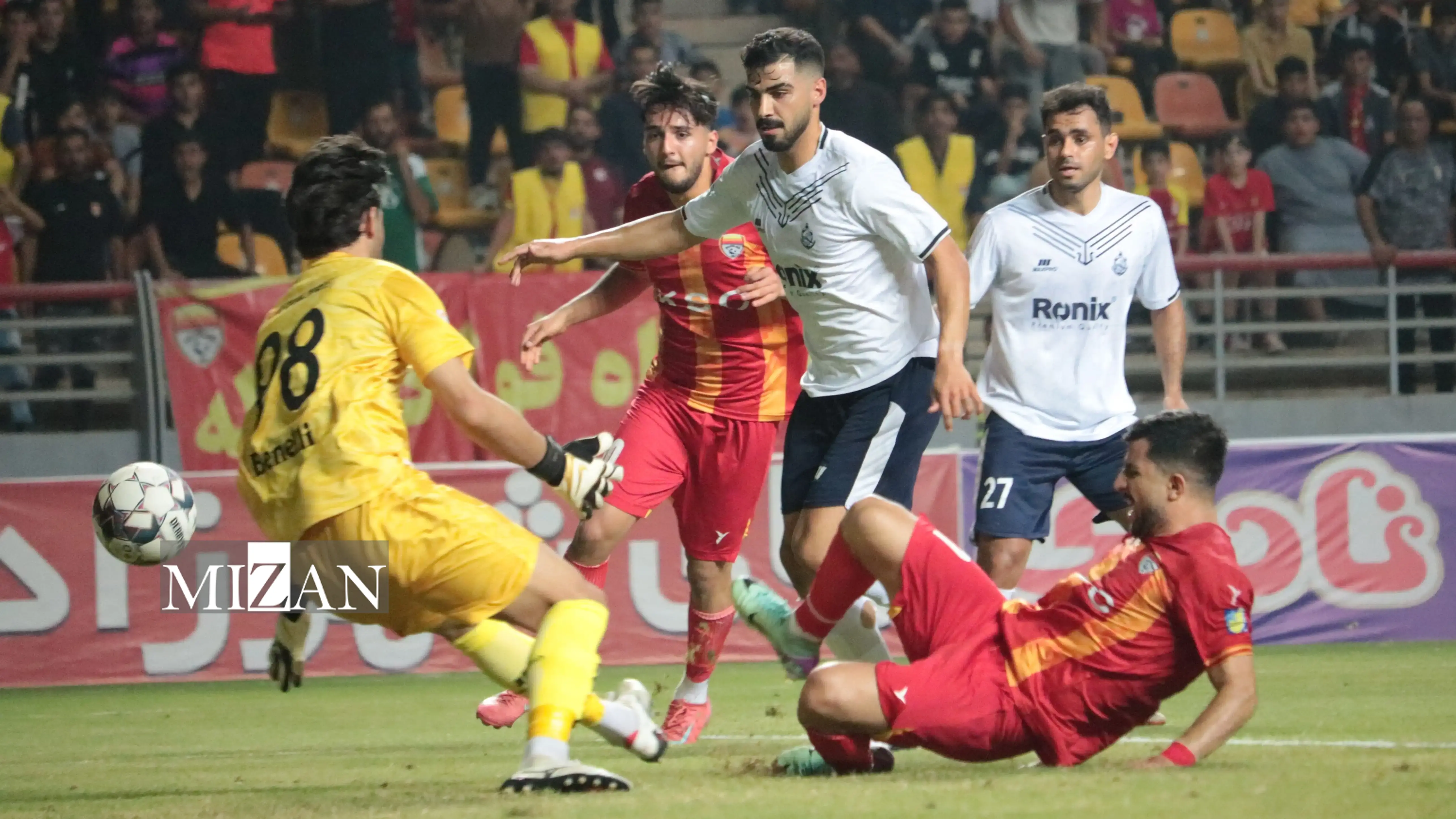 آغاز هفته هفدهم لیگ برتر فوتبال با ۳ بازی همزمان؛ تراکتور در تکاپوی عقب نیفتادن از کورس صدرنشینی/ نخستین آزمون سرمربی جدید فولاد در انزلی