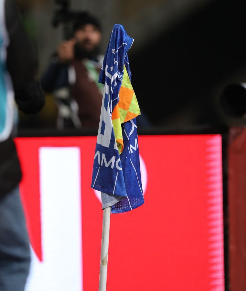 عکس از لباس استقلال روی پرچم کرنر ورزشگاه سپاهان