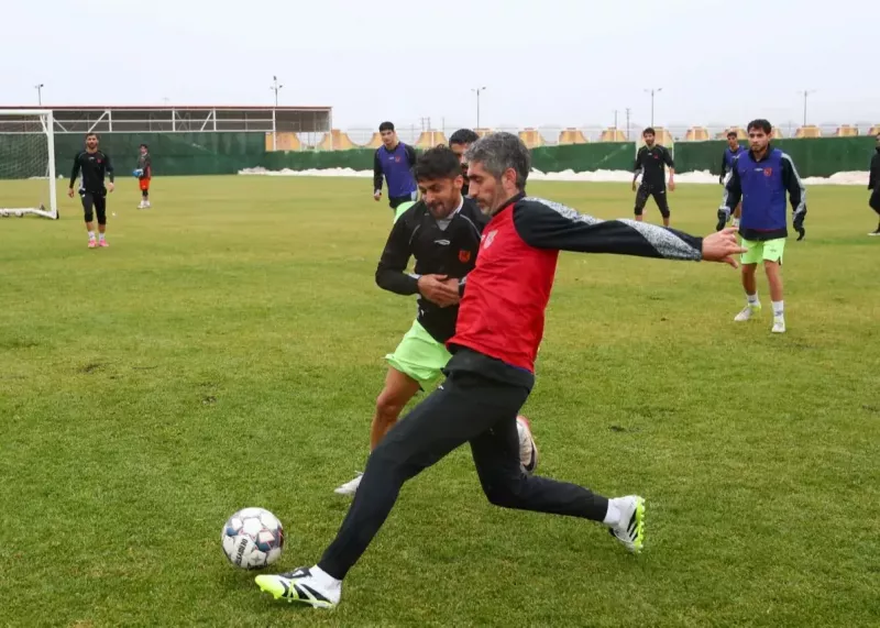 پا به توپ شدن مجتبی جباری در تمرین مس رفسنجان برای بالا بردن روحیه شاگردانش