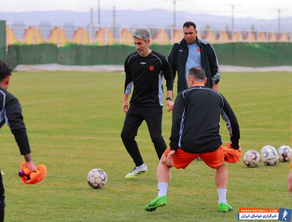 پا به توپ شدن مجتبی جباری در تمرین مس رفسنجان برای بالا بردن روحیه شاگردانش