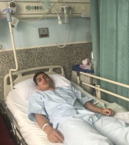 عکس؛بازیکن سرخ ها در اتاق عمل