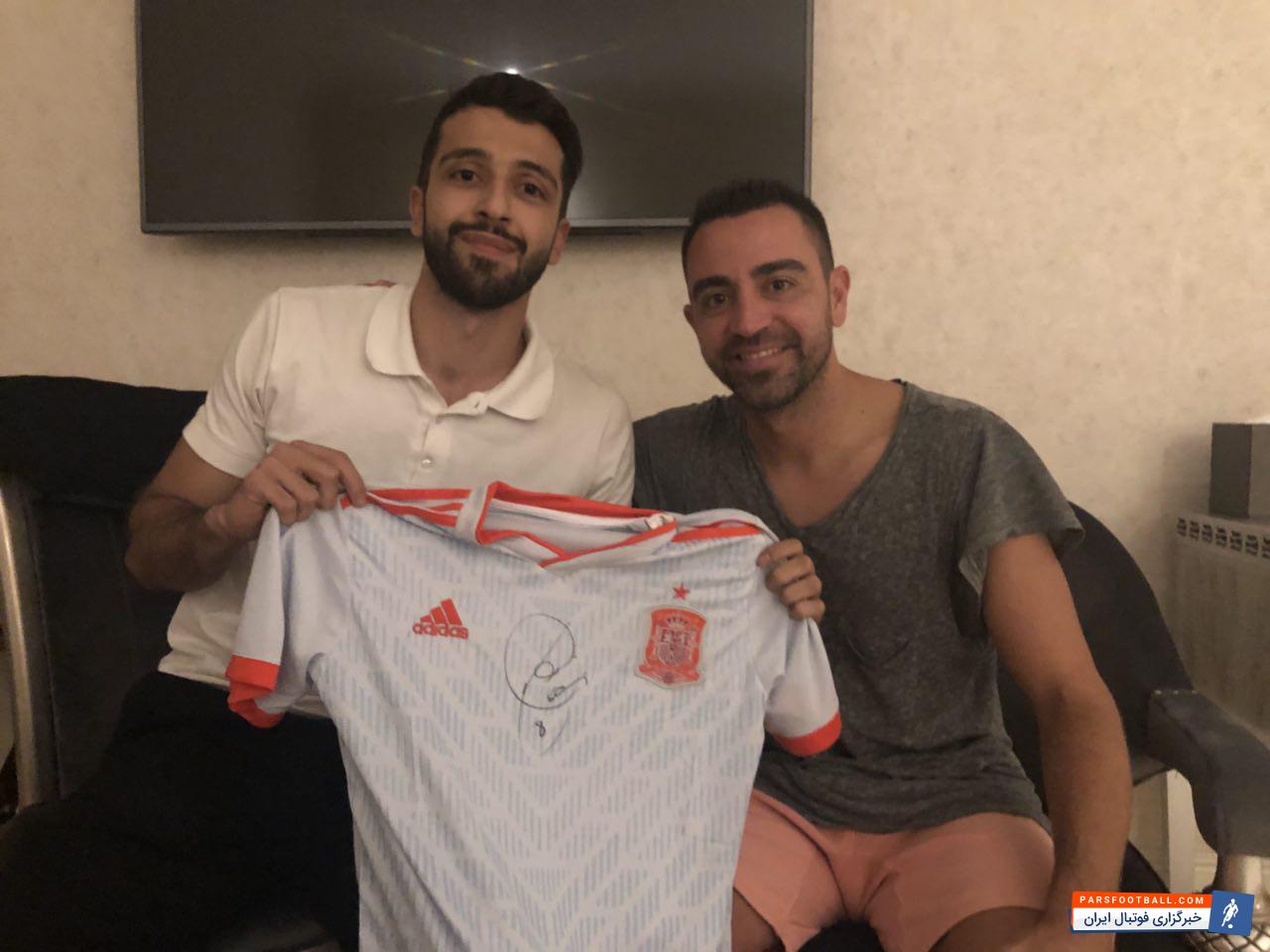 عکس ؛ اهدای پیراهن ژاوی مقابل استقلال به امور خیریه!