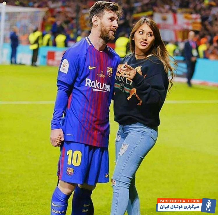 عکس ؛ نگاه عاشقانه لیونل مسی به همسرش در زمین فوتبال