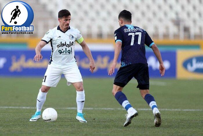 دستان حجازی روی شانه‌های مجیدی