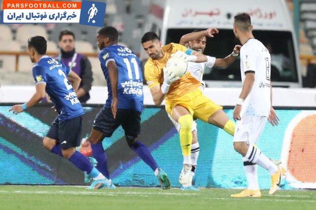 توقف یک نیمهای استقلال برابر پیکان با اخراج مدافع برزیلی