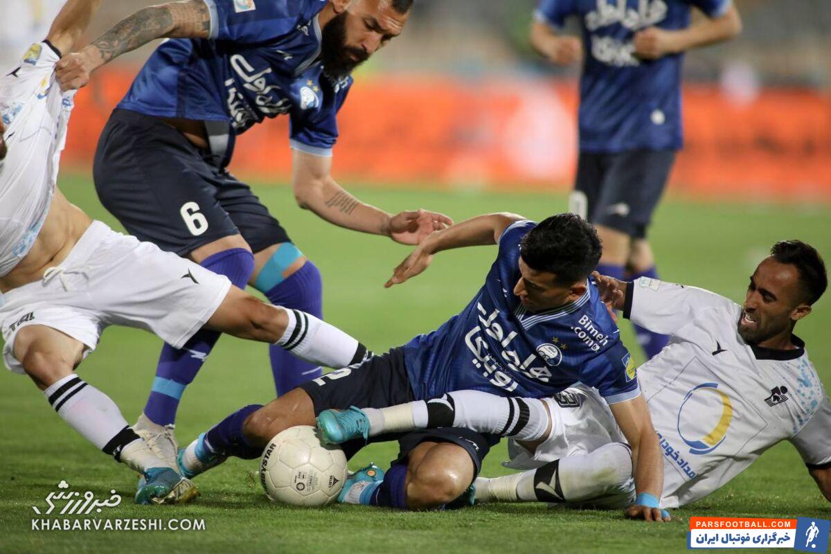 بیایید مثل استقلال در زمین نتیجه بگیرید/ مگر مربیان استقلالی آبروی خود را از سر راه آورده اند؟/ از بیرون به مهاجم پرسپولیس می‌گویند موقعیت را گل نکن؟