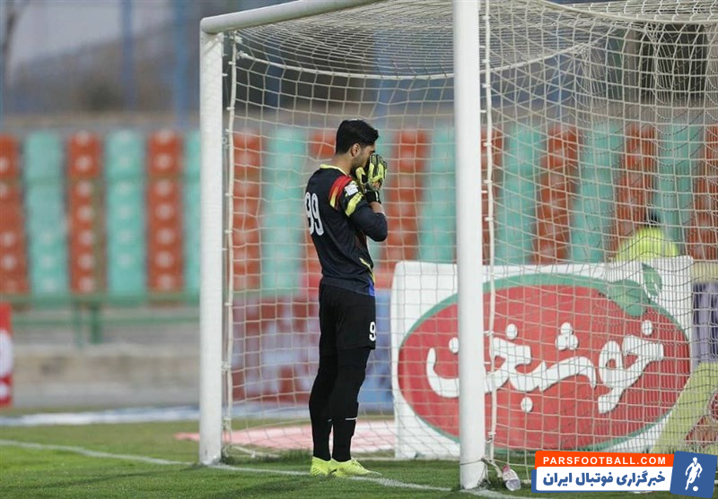 رضایی دروازهبان استقلال در مقابل نساجی مازندران