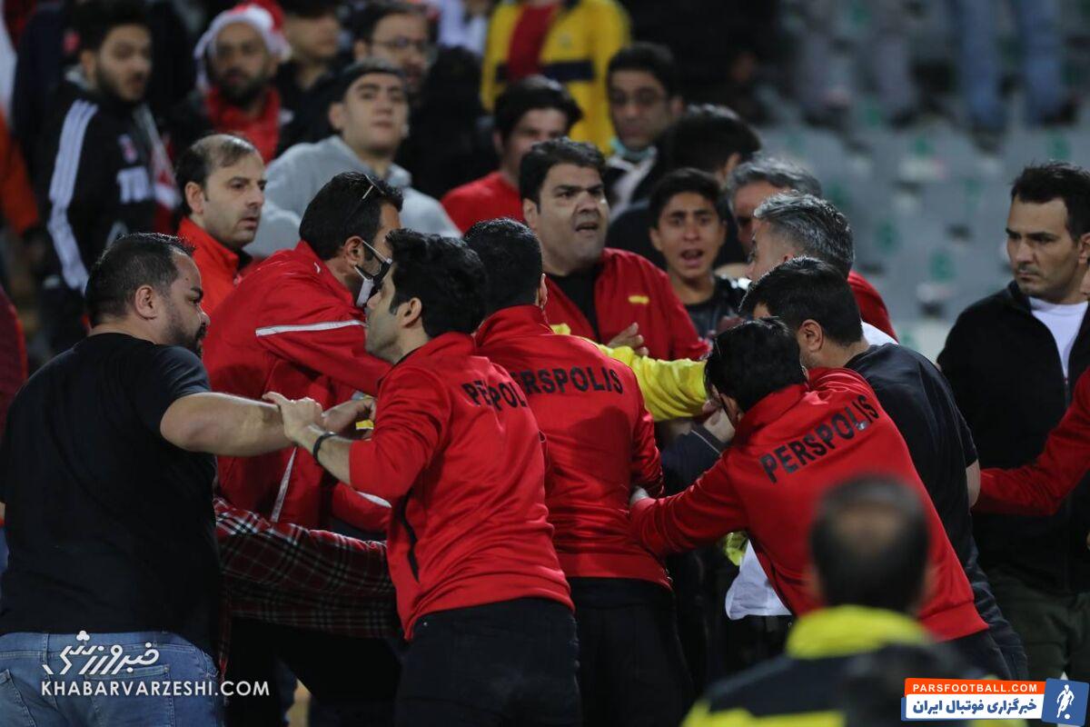 تصاویری از تشنج روی سکوهای پرسپولیس/ مخالفان و موافقان یحیی درگیر شدند!