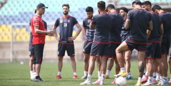 رامین رضاییان با چهرهای متفاوت و جدید در تمرینات پرسپولیس حاضر شد و در کنار سایرین به مرور برنامههای تیمی پرداخت.