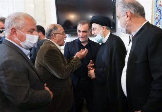 علی پروین اسطوره پرسپولیس در حال اهدای پیراهن تیم ملی به رئیس جمهور + سند