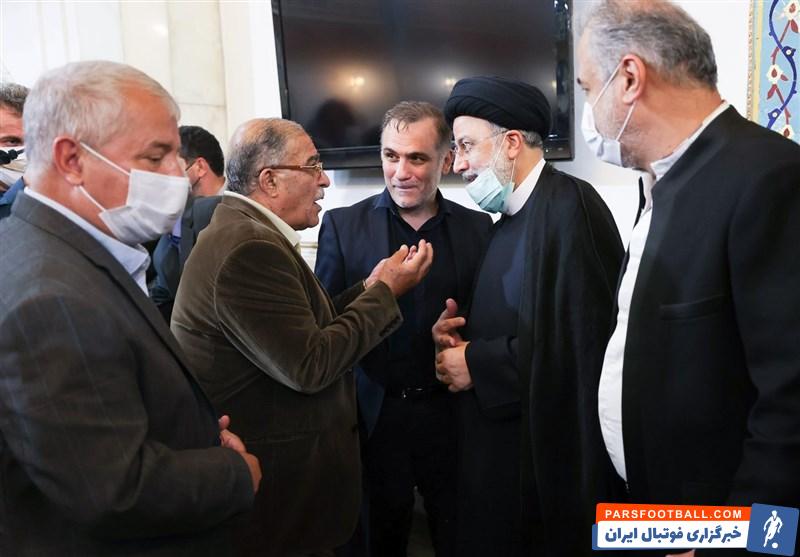 علی پروین اسطوره پرسپولیس در حال اهدای پیراهن تیم ملی به رئیس جمهور + سند